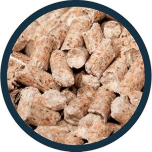 Nahaufnahme von Holzpellets als Einstreu für Tiere. Natürliche, staubarme Tierstreu.