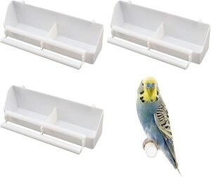 Wellensittich neben Futter- und Wassernäpfen. Praktische Näpfe für Futter und Wasser für Vögel.