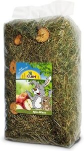 JR Farm Apfel-Wiese Einstreu: Packung mit Heu, Apfelstücken und Etikett mit einem Hasen und der Aufschrift Apfel-Wiese.