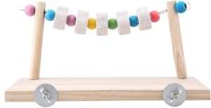 Schaukeln & Sitzbretter: Holz-Sitzbrett mit bunten Perlen und Steinen für Vögel, ideal zum Klettern und Spielen.