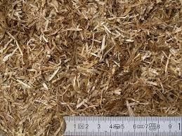 Nahaufnahme von Einstreu mit einem Lineal zur Größenanzeige. Geeignet als Tierstreu.