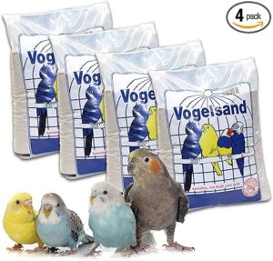 Vogelsand Einstreu: Vier Packungen Vogelsand mit Abbildungen von Vögeln und drei lebenden Wellensittichen und Nymphensittich.